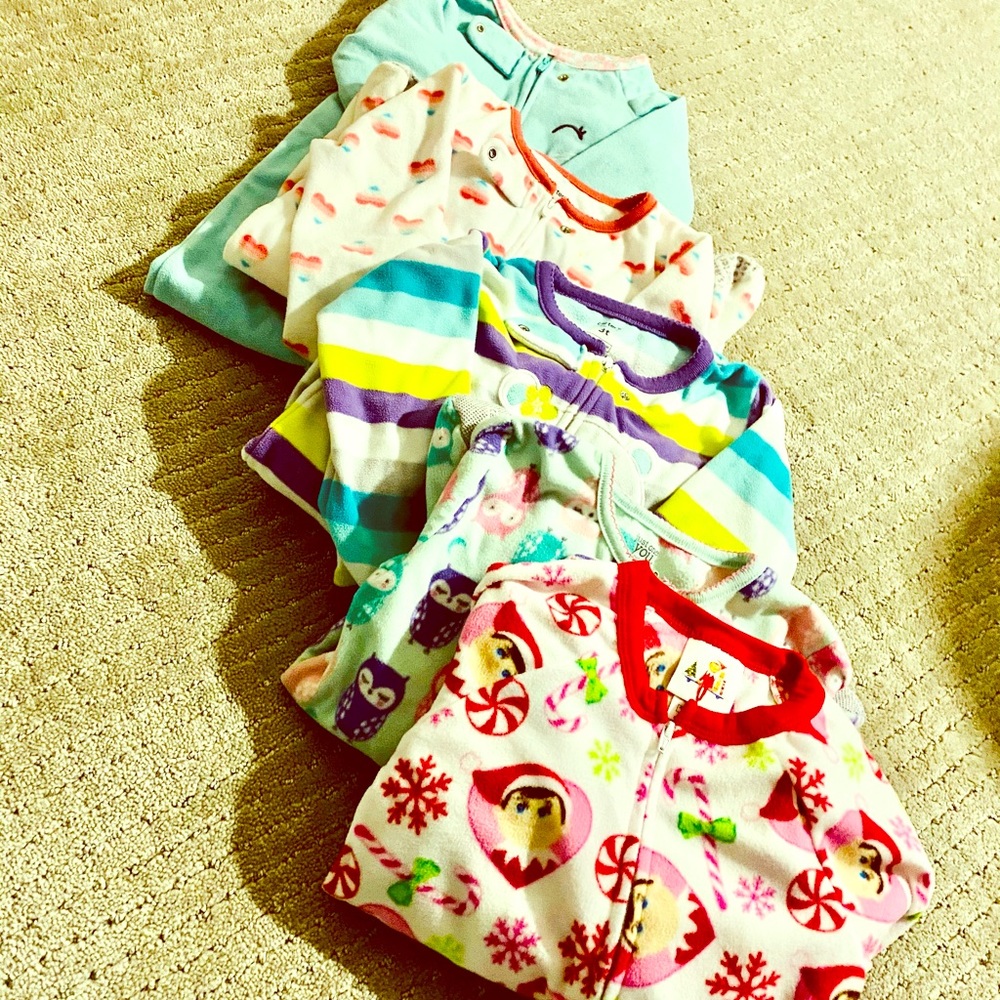 Bundle of 3T/4T Fleece Footed PJs / Onesies ❄️